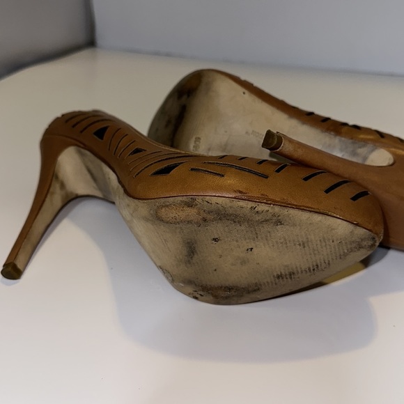 BCBG Prague Brown Leather Platform Size 9B/39 Tan Stilettò Pumps Shoes - Picture 7 of 9